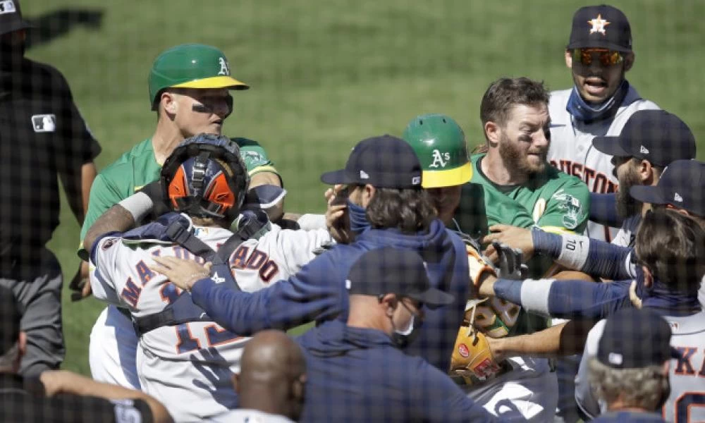 Μπουνιές και κλωτσιές σε αγώνα επαγγελματικού μπέιζμπολ μεταξύ παικτών (βίντεο)